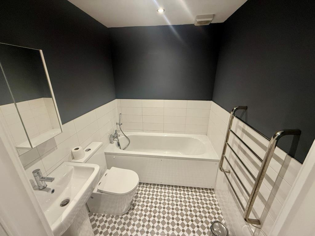 Lot: 116 - FREEHOLD BLOCK OF TWELVE TWO-BEDROOM FLATS FOR INVESTMENT - Flat 7 - Bathroom with W.C.